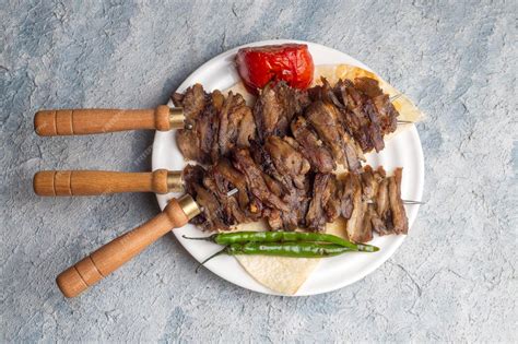  Cag Kebab? A Delicious Symphony of Roasted Lamb and Smoky Spices Served on Thin Pita Bread!