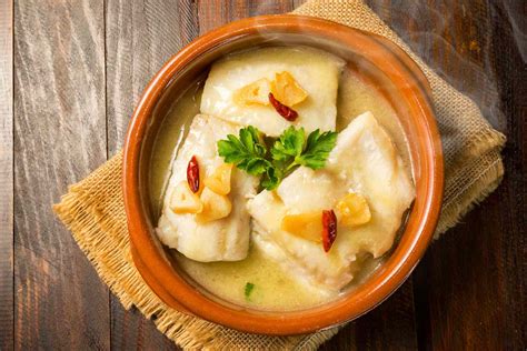  Bacalao al Pil Pil! A Spanish Cod Delight Infused with Creamy Garlic and Spicy Chili