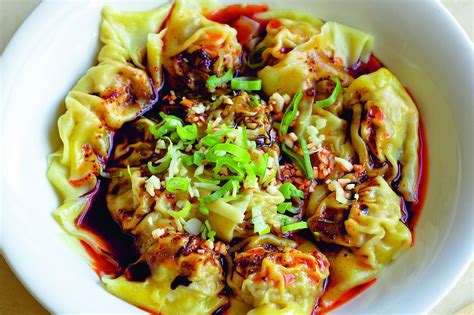  Chengdu Spicy Wontons: A Symphony of Tangy Szechuan Spices and Melt-in-Your-Mouth Delicacy!