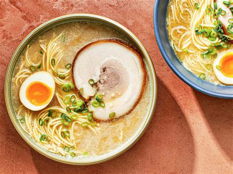 Hakata Ramen: A Creamy Tonkotsu Broth Meets Chewy Noodles for an Unforgettable Umami Experience!