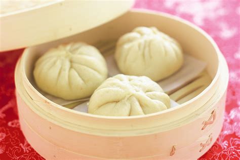  Steamed Pork Buns with Garlic and Ginger: A Delicate Dance of Savory Umami and Spicy Aromatic Burst!